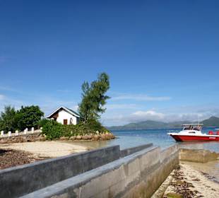 Links Kevins Haus, daneben Bootsanleger