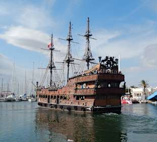 Piratschiff beim Auslaufen aus dem Port Yasmine