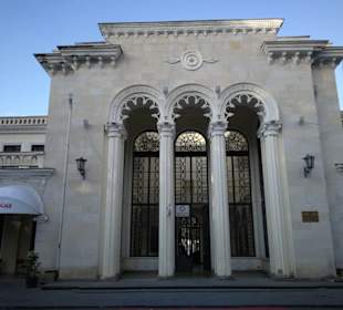 Front-Ansicht des historischen Bahnhofs