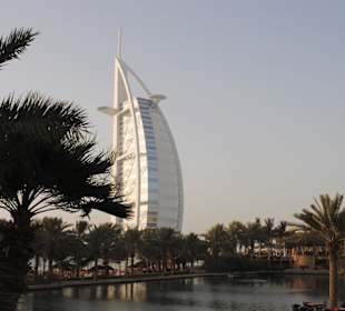Blick vom Wasserweg aufs Burj al Arab