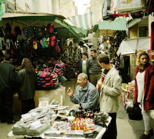 Auf der Hauptstrasse in Tunis
