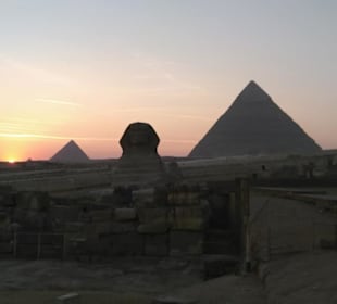 Pyramiden und Sphinx beim Sonnenuntergang