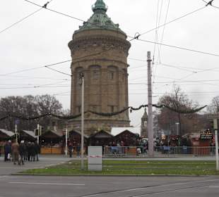 Wasserturm mit Weihnachtsmarkt