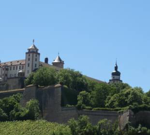 Blick von der Alten Mainbrücke zur Festung
