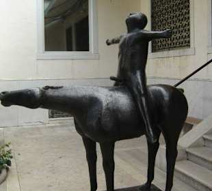 Reiterstandbild am Eingang