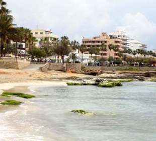 Entlang der Strandpromenade Cala Millor