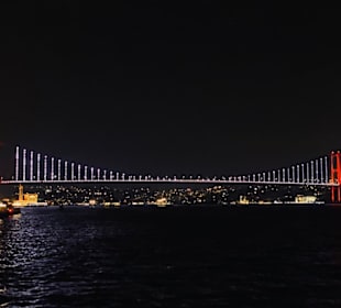 Sehr schöne Brücke toll beleuchtet 