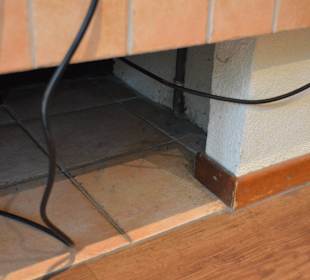 Unter dem Fernseher
