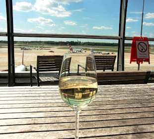 Ein Glas Wein auf der Terrasse