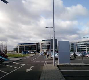 Blick auf das Hotel von Mercedes World