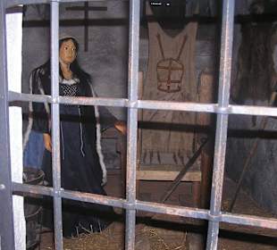 ....spärlich beleuchtet und düster ..... 