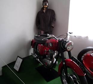 Alte Motorräder und Fahrräder