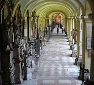 In den Gruftarkaden des Sebastiansfriedhofes