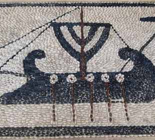 Mosaiken auf dem Steinboden, Kapitän...