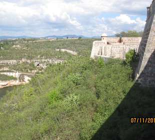 Blick entlang der Burg