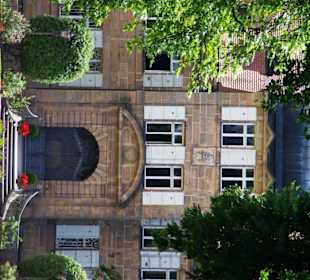 Haupteingang ganz im Bild