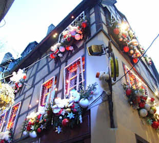 Festlich geschmücktes Fachwerkhaus