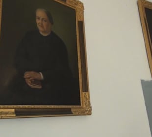 Erste Geschoss - Diele mit Familienporträts