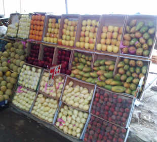 Früchteauswahl in Dahar auf dem Souk