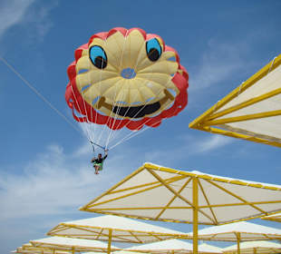 Paraseiling über Hotel Strand