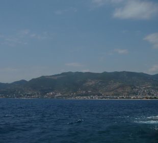 V pozadí Kleopatřina pláž