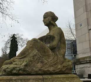 Am Treppenaufgang zur Staatlichen Kunsthalle