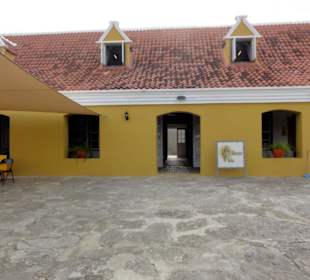 Vorplatz des Landhuis Kenepa mit Museum Tula