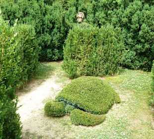 Wunderschön geschnittene Figuren im Garten.