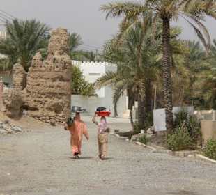 Frauen auf dem Weg zum waschen