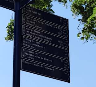 Wegweiser in der Stadt 