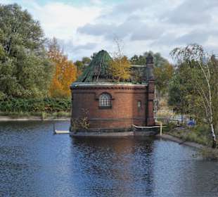 Blick auf ein Schieberhäuschen der Wasserkunst