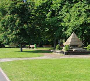 Symphe Denknmal an der Promenade