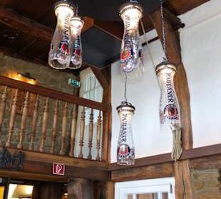 Innenansicht - Weizenbiergläser als Lampe