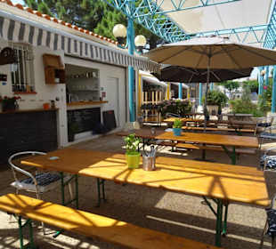 Tische vor dem "La Paëlla de la Mer"