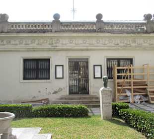 Jardín que separa la vivienda 