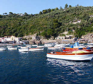 Netter Strand und Hafen