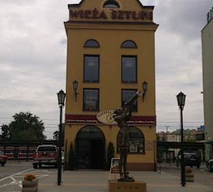 Widok Wieży Sztuki wraz z pomnikiem 