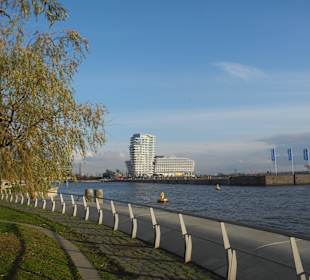 Hafencity - modernes Viertel am Wasser