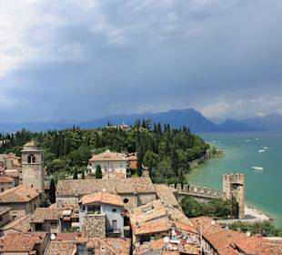 Blick von der Scaligerburg auf Sirmione