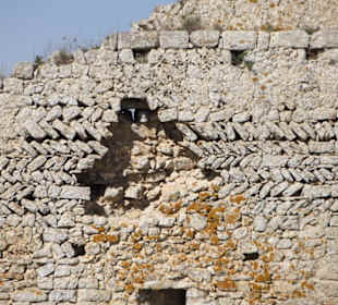 Die Mauer heißt ..Mauren Fiedhof.. sehr merkwürdig