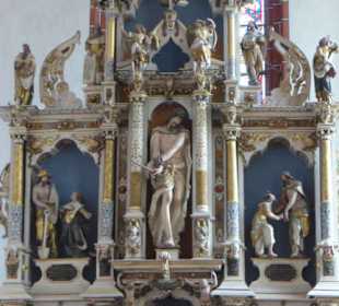 Der geschnitzte Hochaltar in der Kirche St. Afra