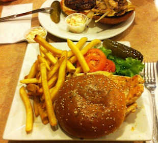 Burger, Pommes und Beilagen