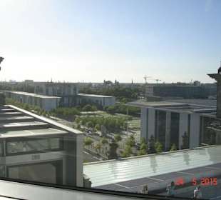 Widok na Berlin - budynek kanclerski w głebi