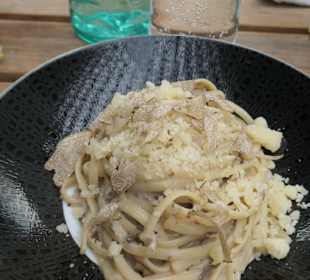 Abendessen vom Buffet beim jil Rooftop Drink&Dine