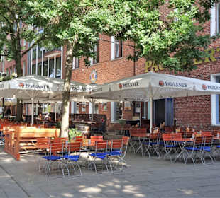 Sitzplätze auf der Terrasse des Paulaner's
