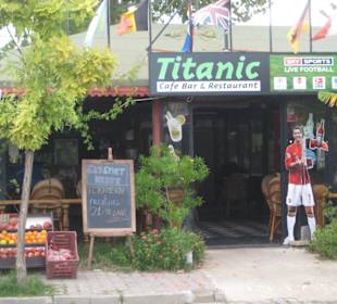 Neben Aspendos Beach die Titanic bar