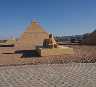 Pyramiden mit Sphinx 