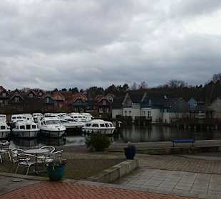 Schicke Motorboote am Steg