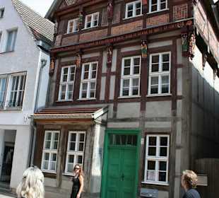 Fachwerkhaus neben dem Rathaus mit Knaggen