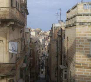 Eine schmale Straße bei den Upper Barracca Gardens